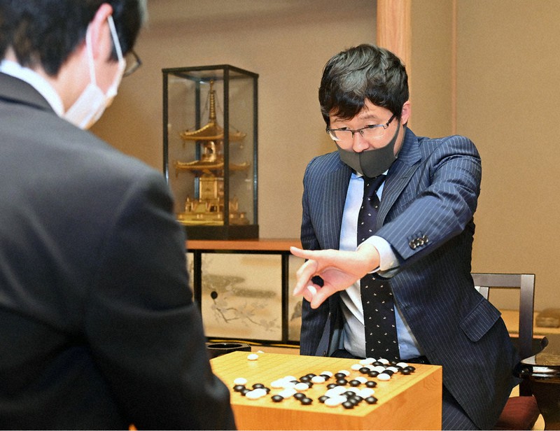 第75期本因坊決定戦七番勝負第5局で芝野虎丸名人(左)に勝利し、感想戦で対局を振り返る本因坊文裕=三重県鳥羽市の戸田家で2020年7月9日午後6時39分、兵藤公治撮影