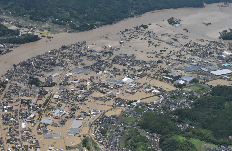 記録的な大雨で球磨川が氾濫し水没した人吉市街地=熊本県人吉市で2020年7月4日午前11時47分、本社ヘリから田鍋公也撮影