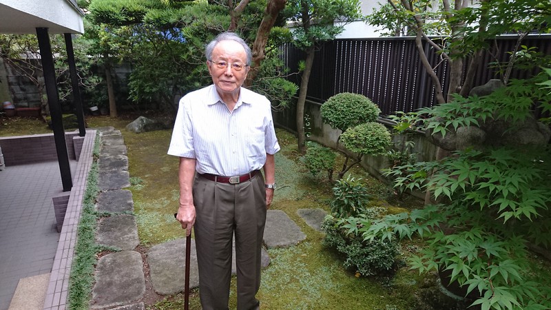 「認知症にならぬよう日々、文章を書いています。題して『日暮れて途遠し』。卒寿記念に本にするつもりです」と語る東博彦さん=東京都練馬区の自宅で、鈴木琢磨撮影