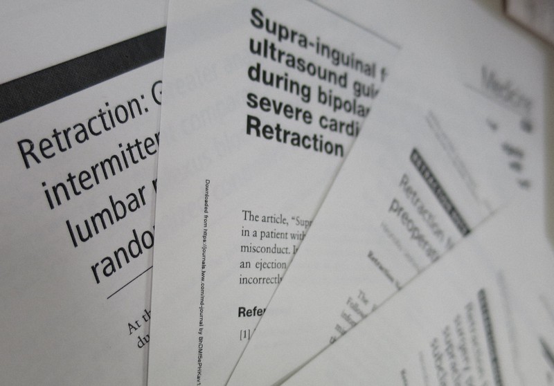 昭和大病院の教授と講師の論文が撤回(Retraction)されたことを知らせる各学術誌の文書=2020年7月3日、小川祐希撮影