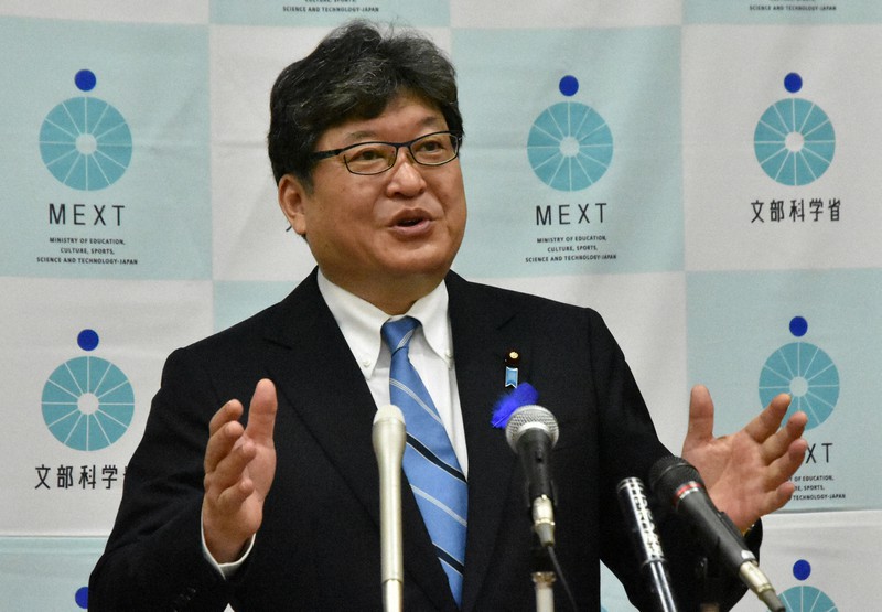 閣議後記者会見で持論を展開する萩生田光一文部科学相=東京都千代田区で2020年7月10日午前10時44分、大久保昂撮影