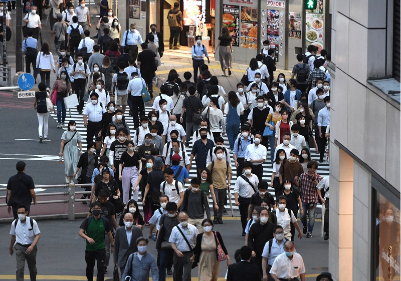 夕方の新宿の街を行き交う人たち=JR新宿駅前で2020年7月10日午後6時54分、竹内紀臣撮影