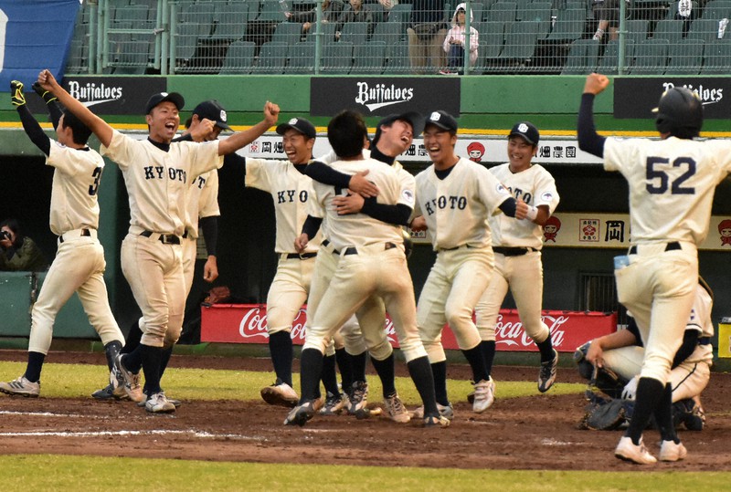 2019年秋季リーグの同大戦でサヨナラ勝ちし、38季ぶりの最下位脱出を決めて喜ぶ京大の選手たち=神戸市のほっともっとフィールド神戸で2019年10月、伝田賢史撮影