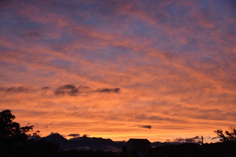 夕焼け 空赤く 松本 つかの間の晴れ間 長野 毎日新聞