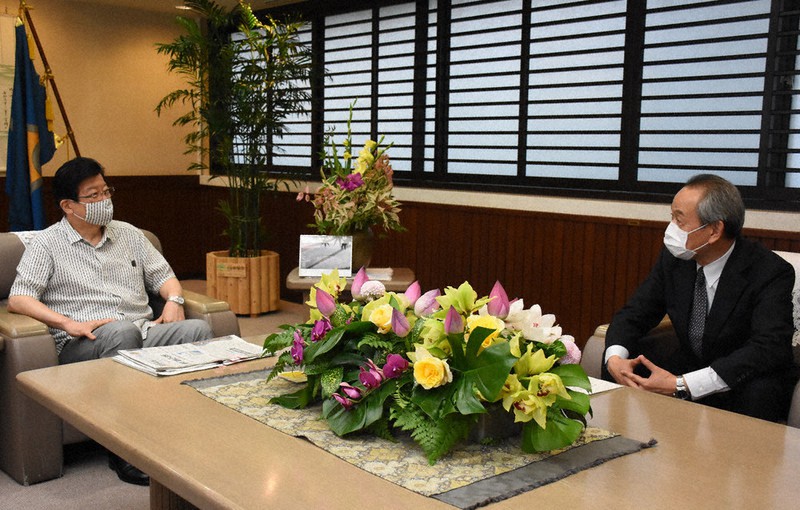 国交省の藤田耕三事務次官(右)と会談する川勝平太知事=静岡県庁で2020年7月10日午後5時3分、古川幸奈撮影