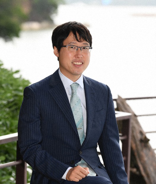 対局から一夜明け、対局を振り返る本因坊文裕=三重県鳥羽市鳥羽1の戸田家で、兵藤公治撮影