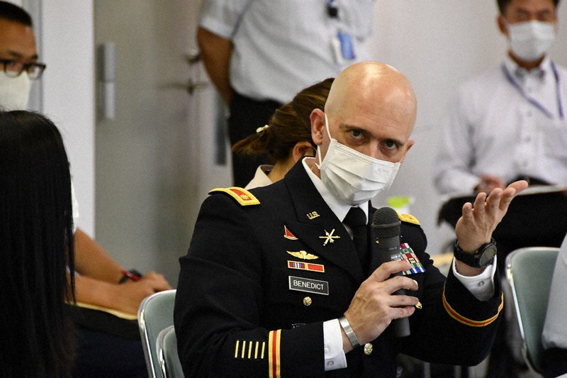 軍属の飲酒運転事故を謝罪した米軍経ケ岬通信所のブレイク・ベネディクト司令官=京丹後市役所で2020年7月10日午後2時半、塩田敏夫撮影