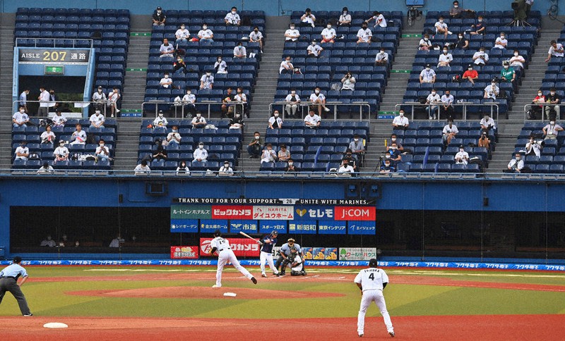 今シーズン初めて観客を入れて行われたプロ野球のロッテ-西武戦=ZOZOマリンスタジアムで2020年7月10日、大西岳彦撮影