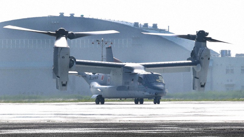 陸自木更津駐屯地への配備のため、米軍岩国基地から飛来した米国製輸送機オスプレイ=千葉県木更津市で2020年7月10日午後4時7分、宮武祐希撮影