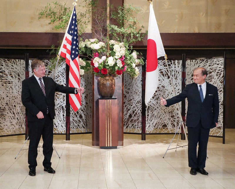 会談に臨むビーガン米国務副長官(左)と外務省の秋葉剛男事務次官=東京都港区で2020年7月9日午後7時55分(代表撮影)