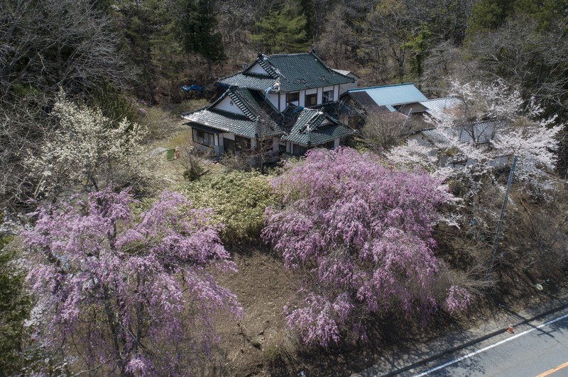 今年4月にドローンで撮影された福島県浪江町津島地区の民家=野田雅也さん提供