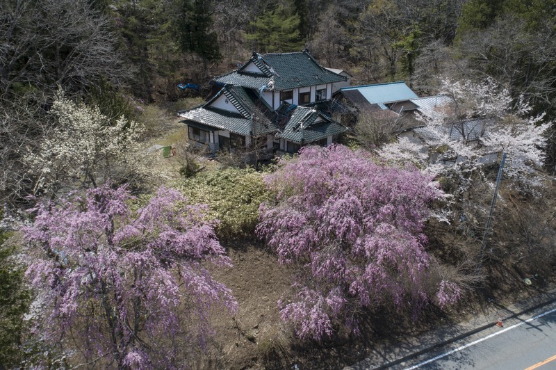 今年4月にドローンで撮影された福島県浪江町津島地区の民家＝野田雅也さん提供