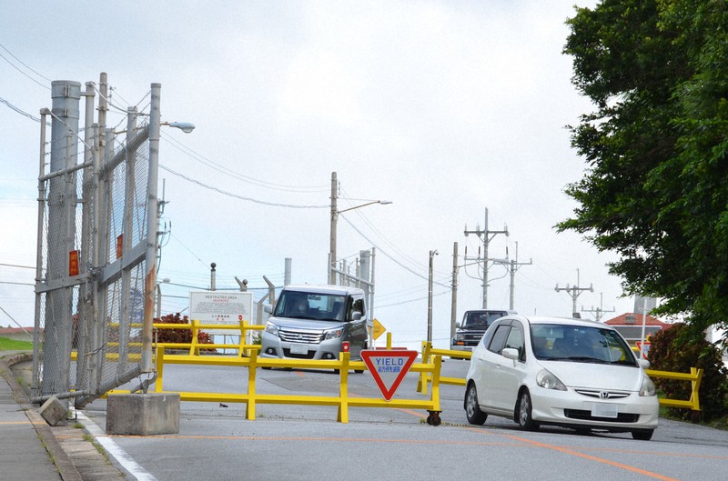 米軍普天間飛行場に出入りする米軍関係者の車両=沖縄県宜野湾市で2020年7月9日午後4時、竹内望撮影(画像の一部を加工しています)