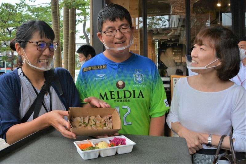 鎌倉海藻ポークを使った特製弁当に笑顔を見せる青木さん(中央)、矢野さん(右)、小野垣さん=神奈川県鎌倉市小町で