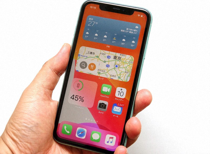 iOS 14のパブリックベータ版をインストールしたiPhone 11。ウィジェットを置くとホーム画面の見た目が大きく変わる(パブリックベータ版の画面は公開禁止されているが本稿では取材に基づく許可を得ている)