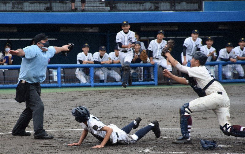 夏の高校野球 独自大会 雨の中 熱戦開幕 ５試合きょうに順延 静岡 毎日新聞
