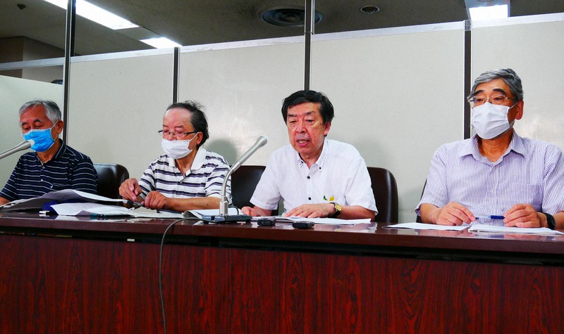 東京の検察審査会への申し立てを行い、記者会見する市民団体のメンバーら=東京都千代田区で2020年7月13日午後3時6分、二村祐士朗撮影