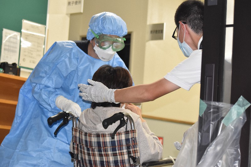 避難所で検査を受ける熊本県球磨村の被災者=同県人吉市で2020年7月13日午後10時21分、城島勇人撮影