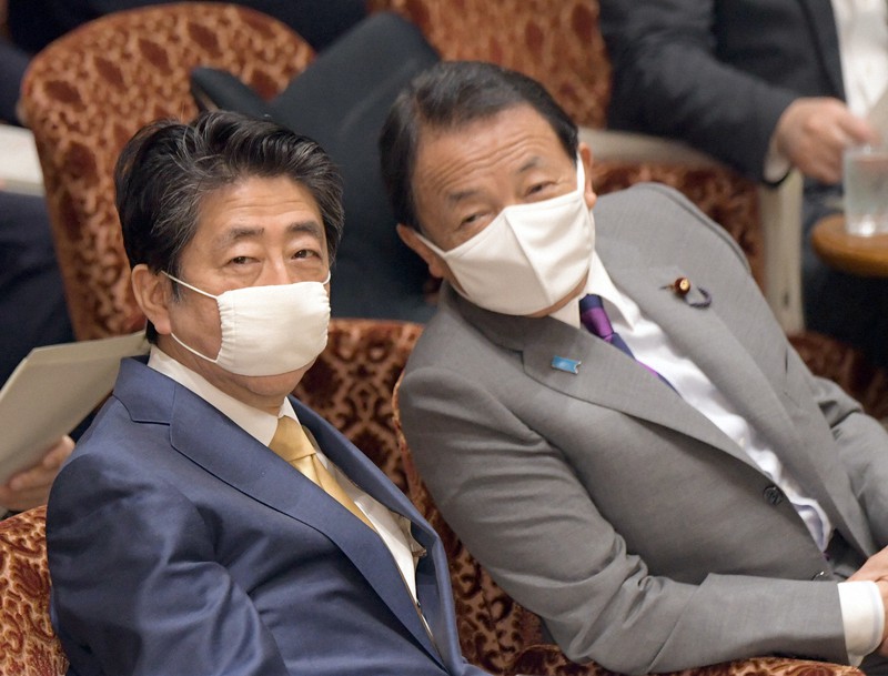 参院決算委員会に臨む安倍晋三首相(左)と麻生太郎財務相=国会内で2020年6月15日、竹内幹撮影