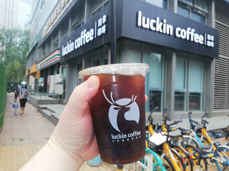 ラッキンコーヒーの成長の秘訣(ひけつ)は持ち帰りを主軸にしたことだった=北京市内で2020年7月11日、赤間清広撮影