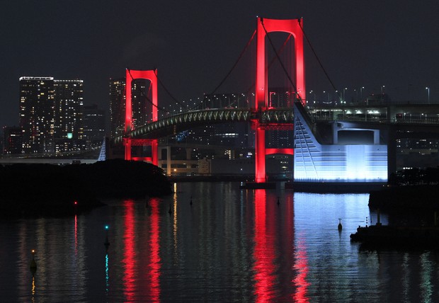 感染拡大で「東京アラート」が発令された時にはレインボーブリッジが赤色にライトアップされた=2020年6月2日、手塚耕一郎撮影