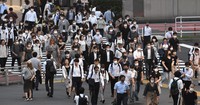 帰宅時間帯にJR新宿駅前を行き交う人たち＝2020年7月10日、竹内紀臣撮影