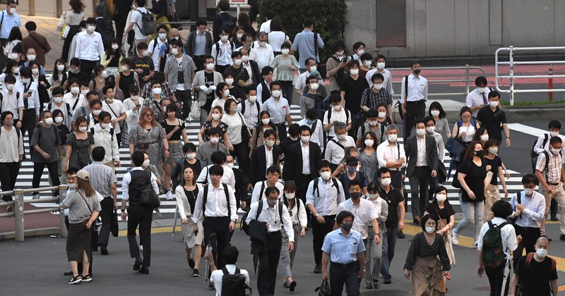 帰宅時間帯にJR新宿駅前を行き交う人たち=2020年7月10日、竹内紀臣撮影