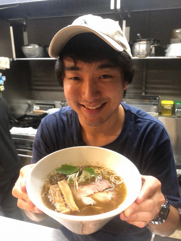 「コオロギラーメン」。1杯に100匹以上のコオロギが使われている=東京都中央区日本橋馬喰町2のアントシカダで