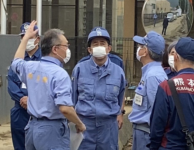 入所者14人が犠牲となった特別養護老人ホーム「千寿園」を視察する安倍晋三首相(中央)=熊本県球磨村で7月13日午前11時27分、畠山嵩撮影