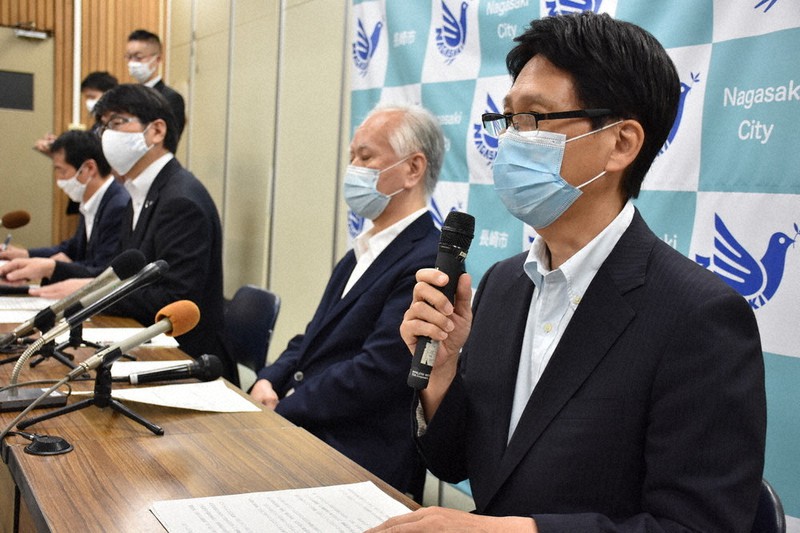 クラスター発生を報告する長崎みなとメディカルセンターの関係者ら=2020年7月12日午後9時3分、今野悠貴撮影