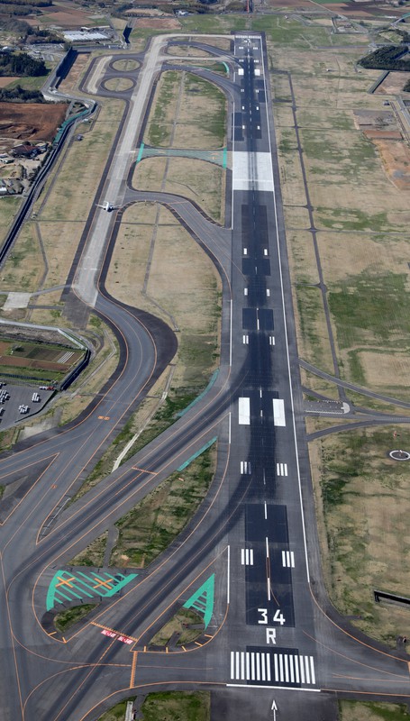 再開が決まった成田空港のB滑走路=千葉県成田市で2020年4月10日午後2時35分、本社ヘリから佐々木順一撮影