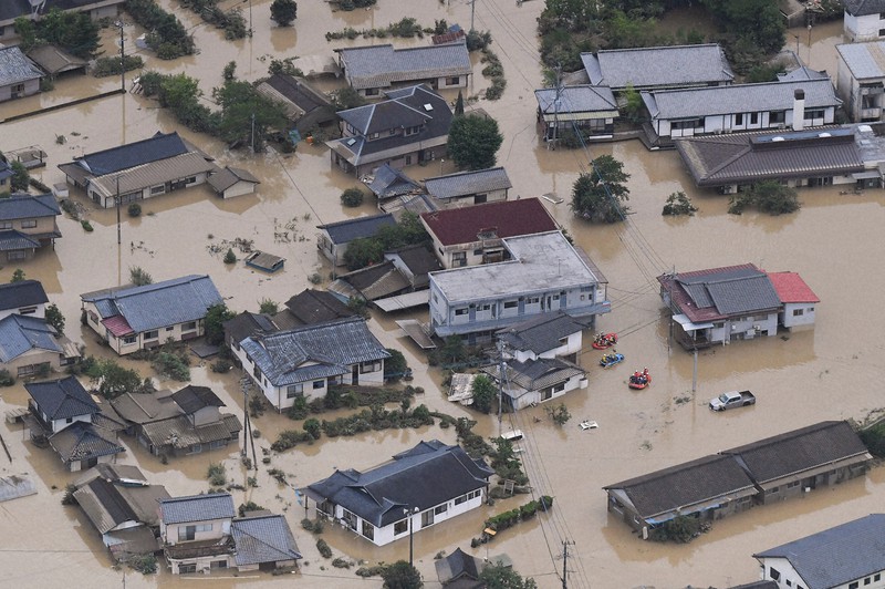 球磨川が氾濫し、浸水した住宅地=熊本県人吉市で2020年7月4日午後3時27分、本社ヘリから田鍋公也撮影