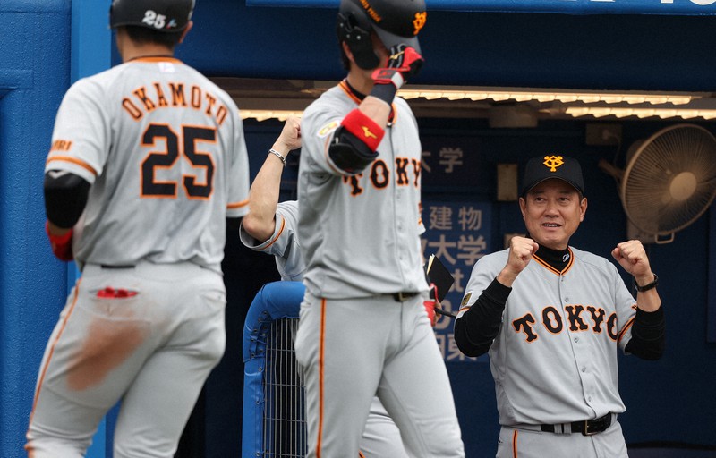 開幕から「日替わりオーダー」を組み、スタートダッシュに成功した巨人の原監督(右)=神宮球場で2020年6月28日、喜屋武真之介撮影