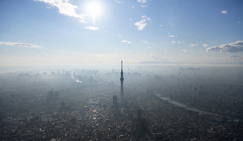 もやでかすんだ東京都心。中央は東京スカイツリー=東京都墨田区で、本社ヘリから手塚耕一郎撮影