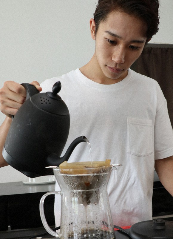 コオロギコーヒー開発に向け、ドリップ技術を練習する清水さん=奈良市の平城宮跡歴史公園内「トキジクキッチン」で、稲生陽撮影