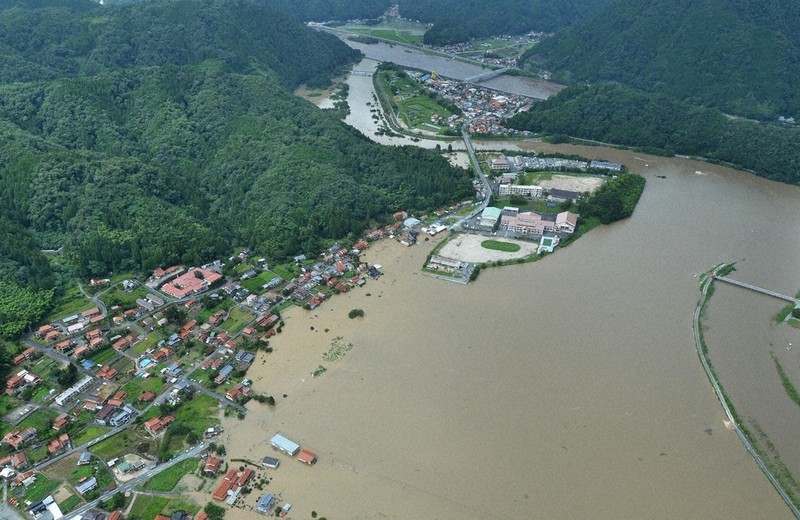 江の川(奥)支流の八戸川の氾濫で浸水した集落や田畑=島根県江津市で2020年7月14日、本社ヘリから北村隆夫撮影