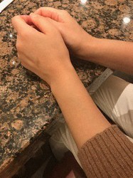 東京都内で小学生の娘を育てるシングルマザーの女性。娘の父親は支払いに抵抗し、取り決めができなかった=提供写真