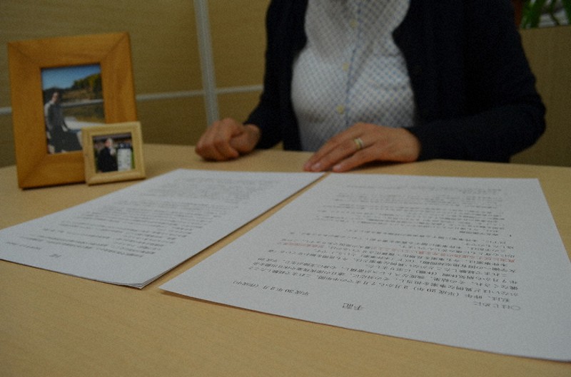 赤木俊夫さんの遺影や手記を前に、裁判への思いを語る妻雅子さん=大阪市内で2020年7月14日、伊藤遥撮影