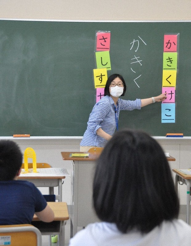 横浜市教委が実施している日本語指導が必要な子どものための授業。文科省の調査が見送られる中、横浜市教委は「把握が必要」として、独自調査を進めている=横浜市中区で、成田有佳撮影