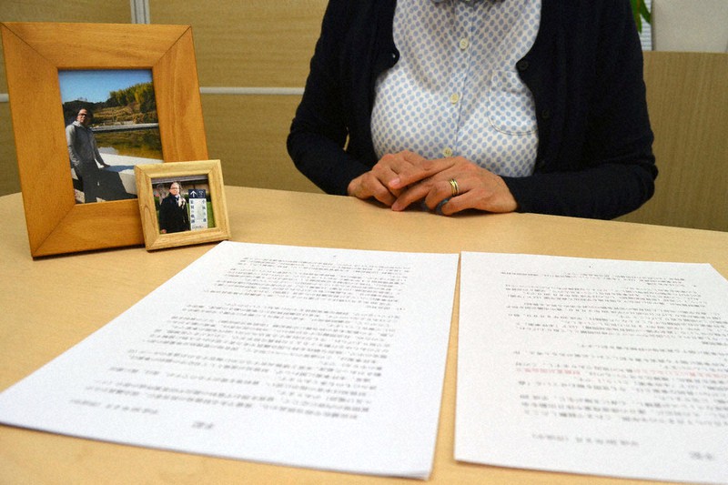 自殺した近畿財務局職員、赤木俊夫さんの遺影や手記を前に、裁判への思いを語る妻雅子さん=大阪市内で2020年7月14日、伊藤遥撮影