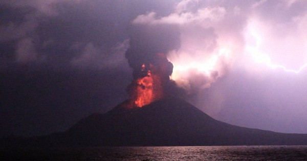 西之島の溶岩、火口上空200メートルまで噴出 「観測初の大規模噴出