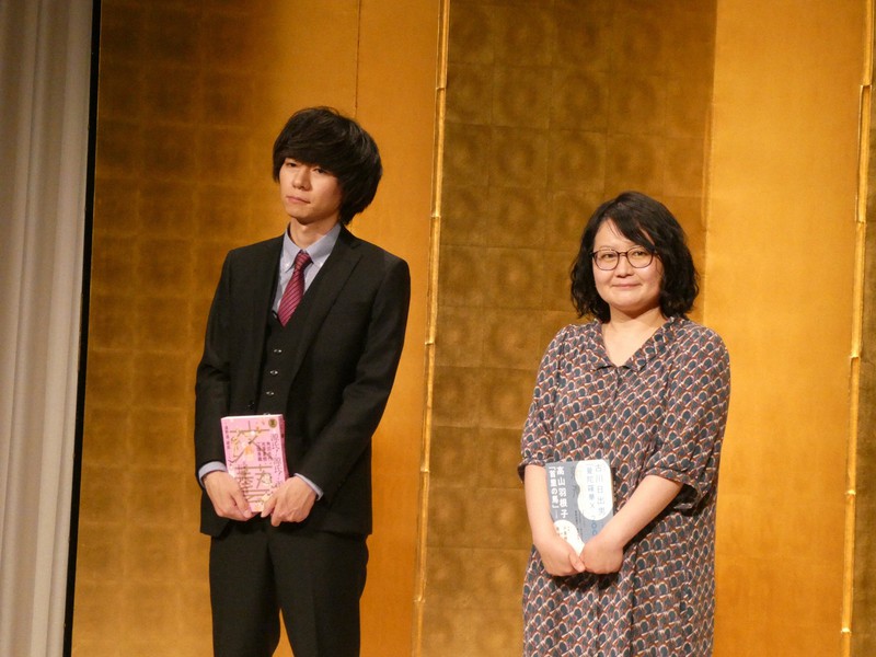 芥川賞に選ばれた高山羽根子さん(右)と遠野遥さん=東京都内で2020年7月15日午後、屋代尚則撮影