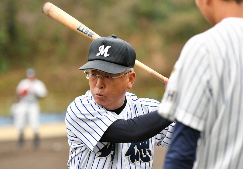 打撃を指導する明徳義塾の馬淵史郎監督=高知県須崎市で2020年1月25日、猪飼健史撮影