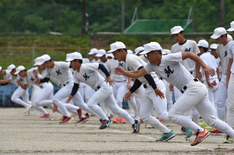 ウオーミングアップでダッシュする明徳義塾の選手たち=高知県須崎市の同校グラウンドで2020年7月8日午後1時25分、北村栞撮影