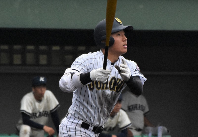 昨秋の中国大会決勝の倉敷商戦の七回に3ランを放つ鳥取城北の吉田貫汰=鳥取県米子市のどらドラパーク米子市民球場で2019年11月3日正午、野原寛史撮影