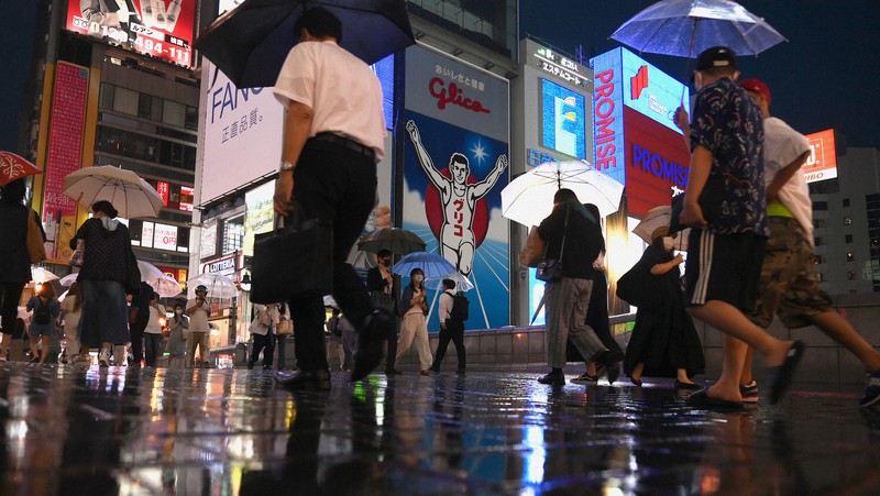 新型コロナウイルスの影響で日本経済はどうなるのか=大阪市中央区で2020年7月13日、久保玲撮影