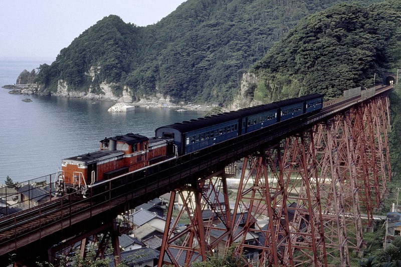 大学時代の山陰撮影旅行のワンショット。DD51が旧型客車を従え、初代餘部鉄橋を渡る姿が懐かしい=兵庫県の山陰線・鎧-餘部間で1986年8月、金盛正樹撮影