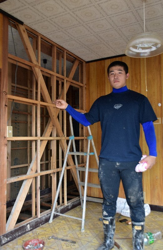 濁流が胸の高さまで流れ込んだ福嶋優貴さんの自室。水が引いた後は土砂が積もり、壁板がはがれるなど損壊した=熊本県人吉市で2020年7月12日午後2時41分、栗栖由喜撮影