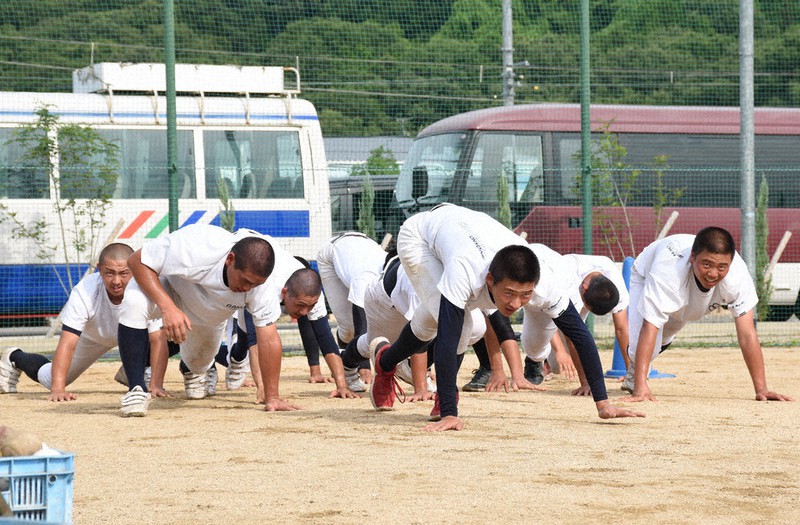 コロナ禍の夏に 高校野球県独自大会 上 実力主義で 連覇 目指す 岡山学芸館 全学年からメンバー選抜 岡山 毎日新聞