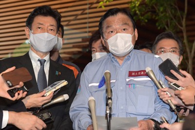 安倍晋三首相との会談を終え、「Go　Toトラベル」事業の運用見直しについて記者団の質問に答える赤羽一嘉国土交通相（右）と西村康稔経済再生担当相＝首相官邸で2020年7月16日午後5時21分、竹内幹撮影